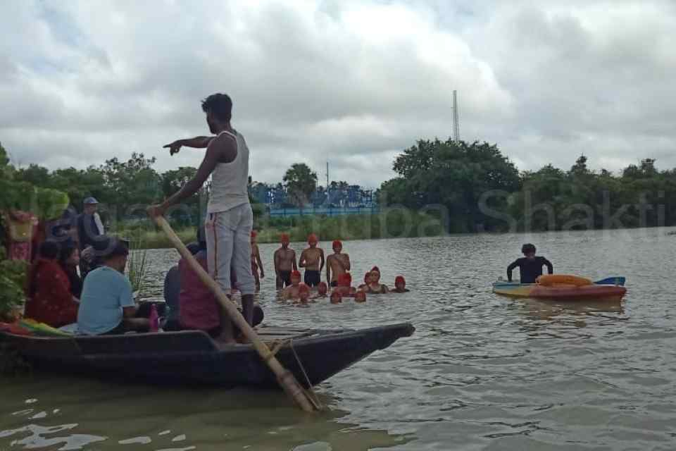 Garchumuk: Damodar  River  Swimming  Competition  3.5  Kilometers